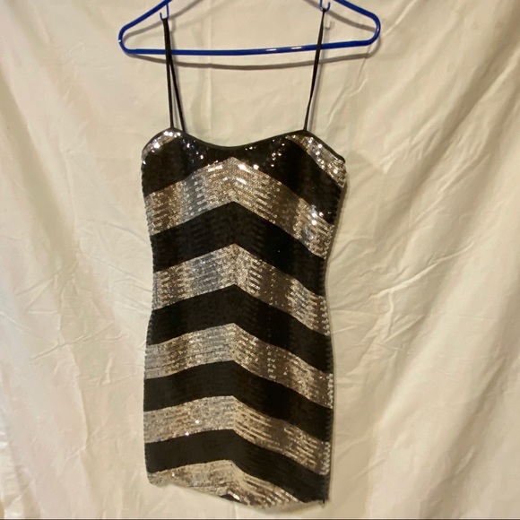 2/20 EUC Sequin Bodycon Stretchy Shiny Chevron Striped Mini Dress Sparkly NYE - Picture 3 of 12